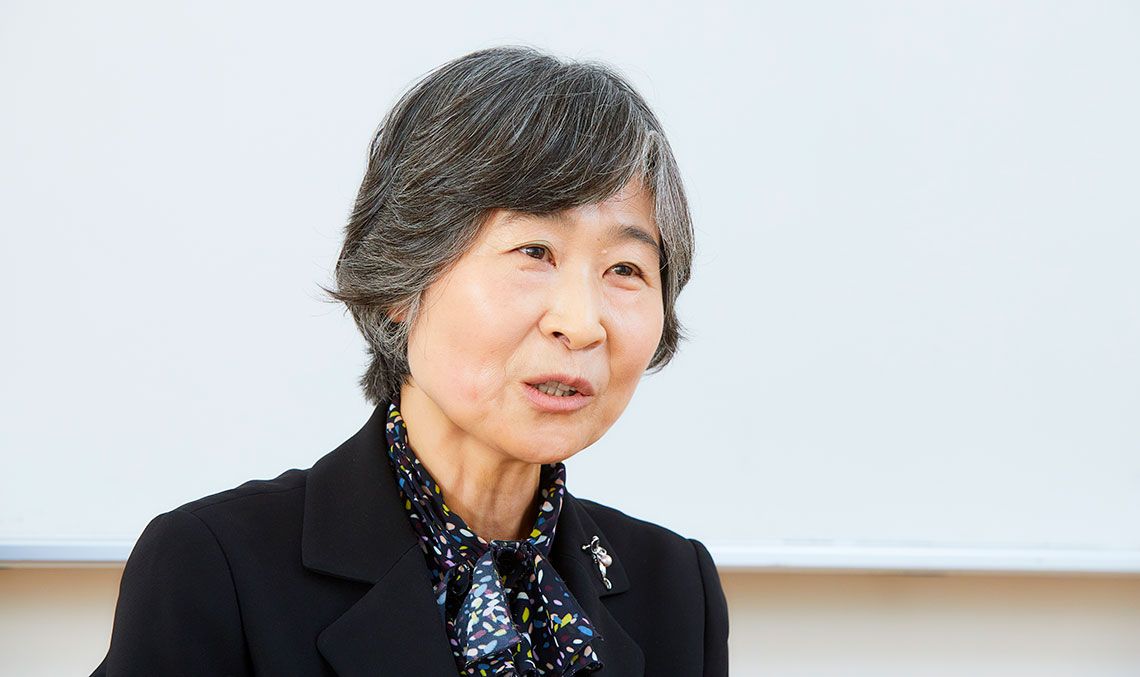 野口みか子（のぐち・みかこ）元全国公立学校教頭会顧問 元横浜市立小学校長横浜市立小学校教諭、副校長を経て校長を経験。全国公立学校教頭会副会長、顧問を歴任。退職後の現在、新任教員の指導員や特別支援学級を担当。副校長時代にはミドルリーダーを活かした人材育成の体制を構築。それらの経験を基にした著書『教職員が育つ 学校づくりは人づくり 教頭・副校長が必ず押さえておきたいポイント』(教育開発研究所)がある（撮影：梅谷秀司）