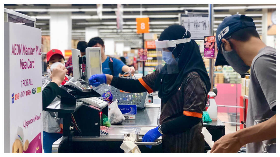 マレーシアの首都クアラルンプール市内のスーパーマーケットでは、店員がフェイスシールドにマスクと感染抑制を徹底した厳重装備で対応をしている（筆者撮影）