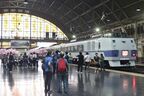 ツアー参加者で賑わうフアランポーン駅