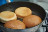 フライパンでトーストする際には、油を敷く必要はありません（写真：吉澤健太）