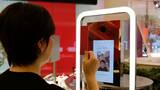 「SHISEIDO」ブランドで初となる旗艦店では、デジタル技術を用いることにより、自分に合ったファンデーションが1分ほどで提示される（記者撮影）