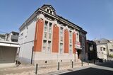 旧加島銀行池田支店の建物は文化財として保存され、現在は商店として活用されている（筆者撮影）