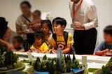 子どもたち3人で夢中になって鉄道模型を動かす（写真：筆者撮影）※一部加工しています