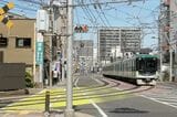 “右折”して専用軌道に入る（記者撮影）