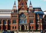 ハーバード大学キャンパス内にあるメモリアル・ホール（写真：Bloomberg）