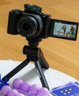 ディスプレーを手前に向ければ自撮りの写真や動画も簡単に撮影できる（筆者撮影）
