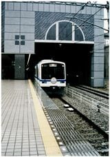 1995年開業の和泉中央駅に乗り入れた5000系（写真：南海電気鉄道）