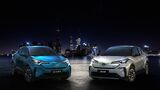 中国で販売されるEVの「C-HR」と「IZOA」（写真：トヨタ自動車）