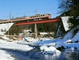 新雪の冬晴れの高麗川を渡る西武5000系レッドアロー「ちちぶ」。吾野—東吾野間、1977年12月（撮影：南正時）