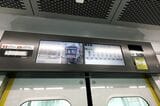 ドア上に設置された2画面のディスプレイ（撮影：尾形文繁）