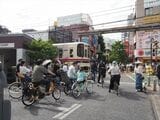 千歳烏山駅に隣接する踏切（記者撮影）