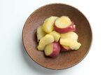 りんごとサツマイモの煮物（写真：熊爺／PIXTA）
