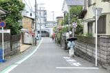 駅前から延びる道路。周辺は住宅地が広がる（記者撮影）