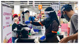 マレーシアの首都クアラルンプール市内のスーパーマーケットでは、店員がフェイスシールドにマスクと感染抑制を徹底した厳重装備で対応をしている（筆者撮影）