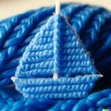 ダリ2が生成した「青い毛糸で編んだヨットの高品質写真」（写真：The New York Times）