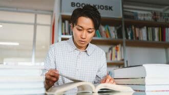 読書する男性