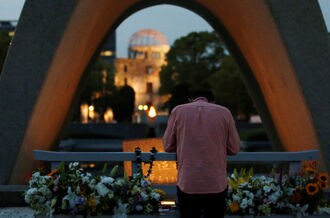 Obama Mourns Dead in Hiroshima, Calls for World without Nuclear Arms