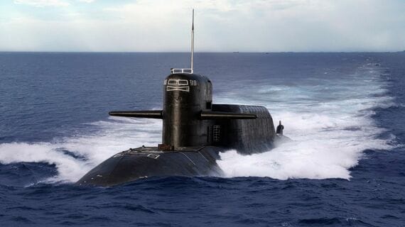 浮上する潜水艦