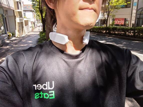 ネッククーラーを使用する著者