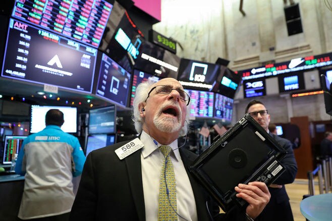米ダウ496ドル安､世界経済の減速懸念再燃　