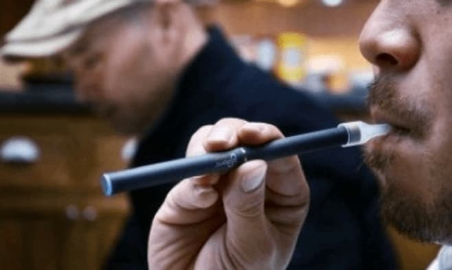 蒸気たばこの｢路上喫煙｣は可？分かれる判断