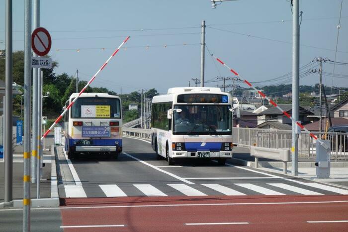 一般道との交差部には専用道側に遮断機が設けられている