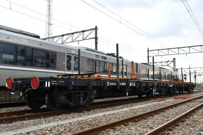 レールを運ぶのに使われるチキ5000形貨車