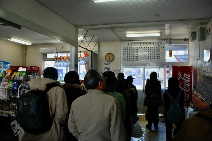 宮古駅で災害復興支援列車に乗るため列を作る人々