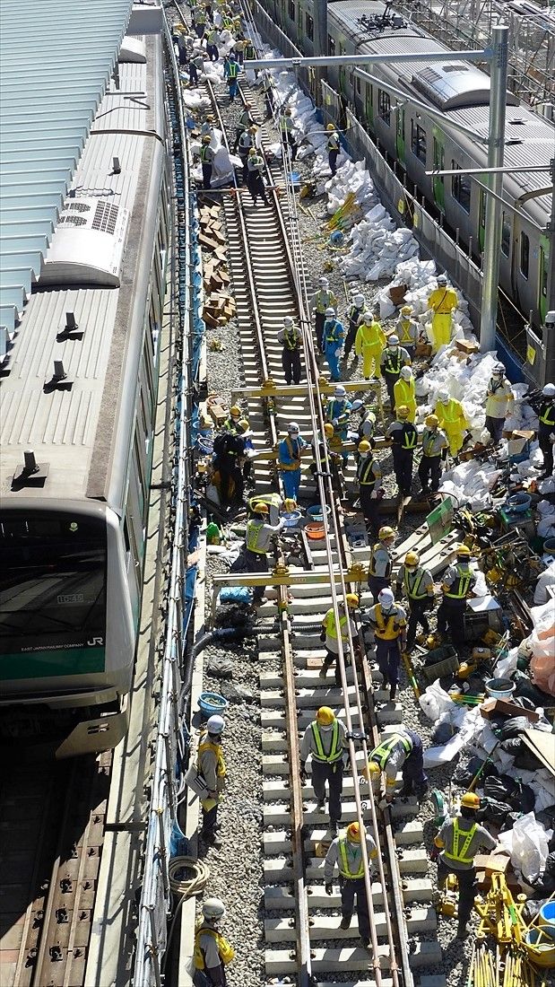 ほぼ移動が済んだ線路。両側を電車がひっきりなしに走る