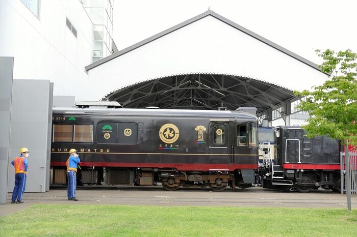 隣の線路に入れるため「丹後くろまつ号」を後退させる