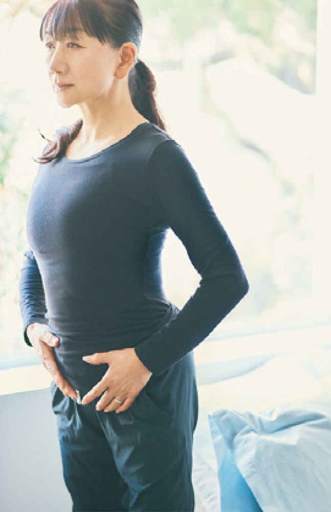 ドローイングは立ったままでもできるので、信号待ちの間や電車の中でも行えます。ポイントは、息を吐き切るときに内臓を肋骨の中に押し上げるようにすること。そして背すじを伸ばし、肩を下げて行うことです（画像：『何歳からでも輝ける秘訣』）