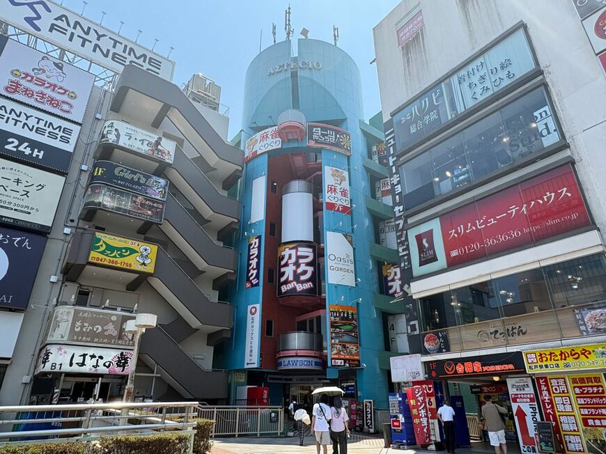 駅東口も西口同様に何もかもがそろっている。駅前だけで用事を済ませられるのでかなり便利な印象を受けた（写真：筆者撮影）