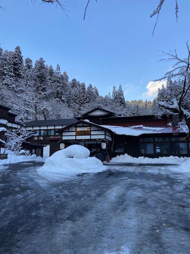 秋田県北部の日景温泉。冬の秋田は寒さが厳しいが、雪を眺めながらの入浴は格別だ。日帰り入浴は600円（筆者撮影）