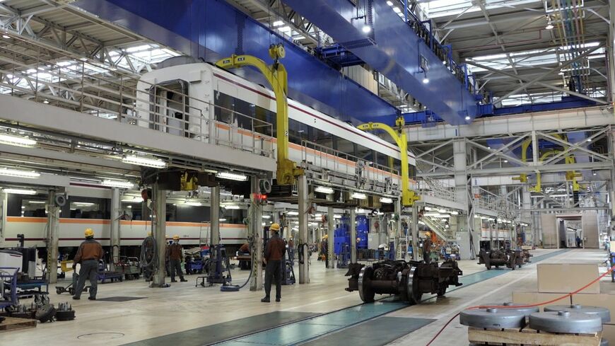 南栗橋工場のクレーン作業