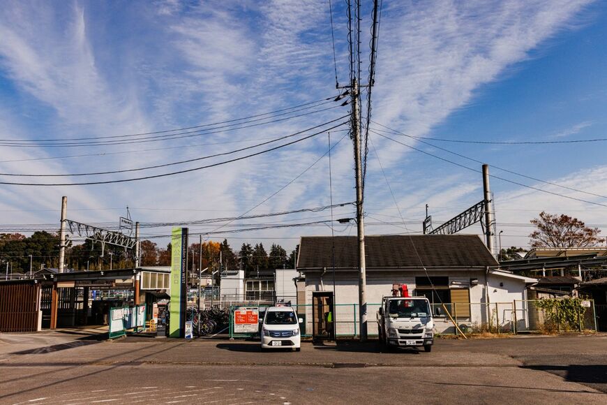 清水公園駅西口。右側の建物は駅舎ではなく、左手から地下に降りて改札へ（撮影：鼠入昌史）