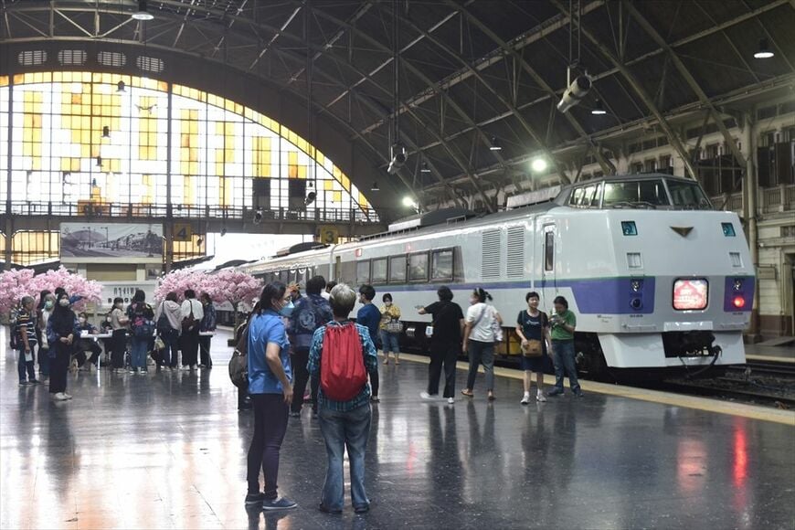 ツアー参加者で賑わうフアランポーン駅（筆者撮影）