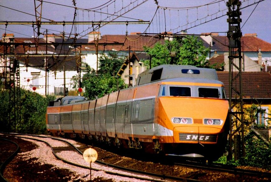 高速新線の開業前に試運転するTGV（撮影：南正時）