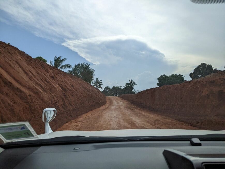 サファリまでの道のりは土砂崩れなどのリスクも（写真：筆者提供）
