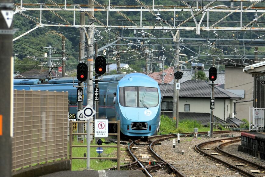 小田急線への連絡線に入っていく（記者撮影）