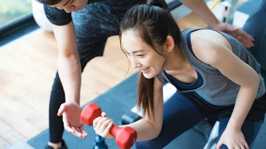 効率よく筋トレをするには、「下ろす動作」のほうが大事だとか。その理由と効果的なトレーニングのやり方をご紹介します（写真：foly／PIXTA）