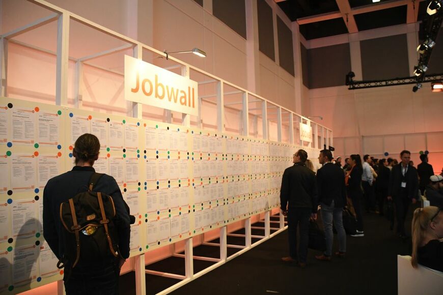 各メーカーの求人票をチェックする人たちも（記者撮影）