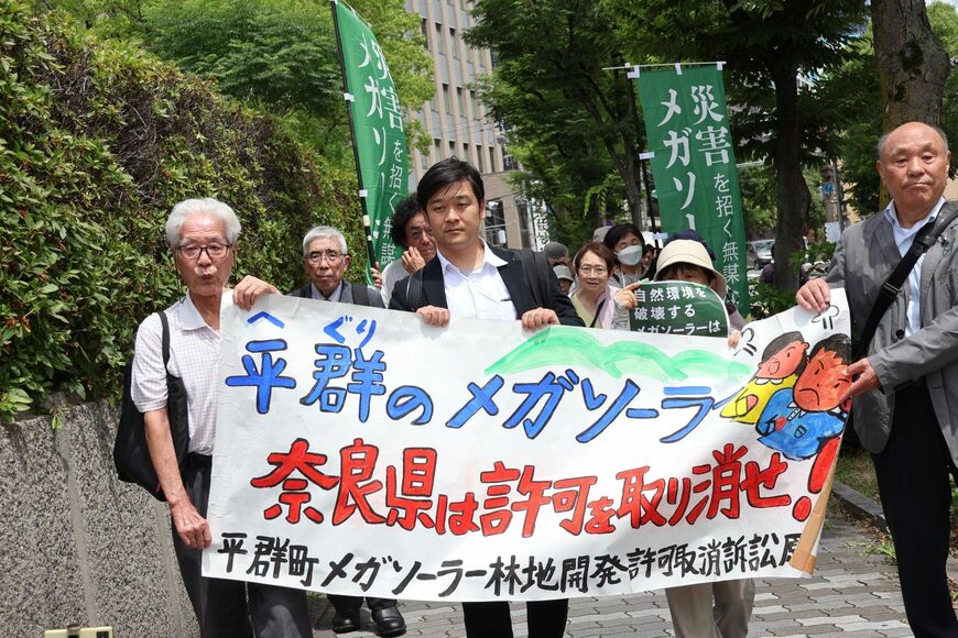 判決を聞くため、大阪高裁に向かう原告住民ら（撮影：河野博子）
