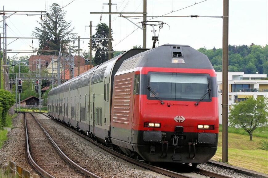 スイスのIC2000客車は車両限界の関係で運行区間に制限がある（撮影：橋爪智之）