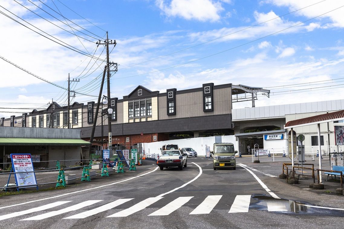 高架になった野田市駅の駅舎。現在は右側の