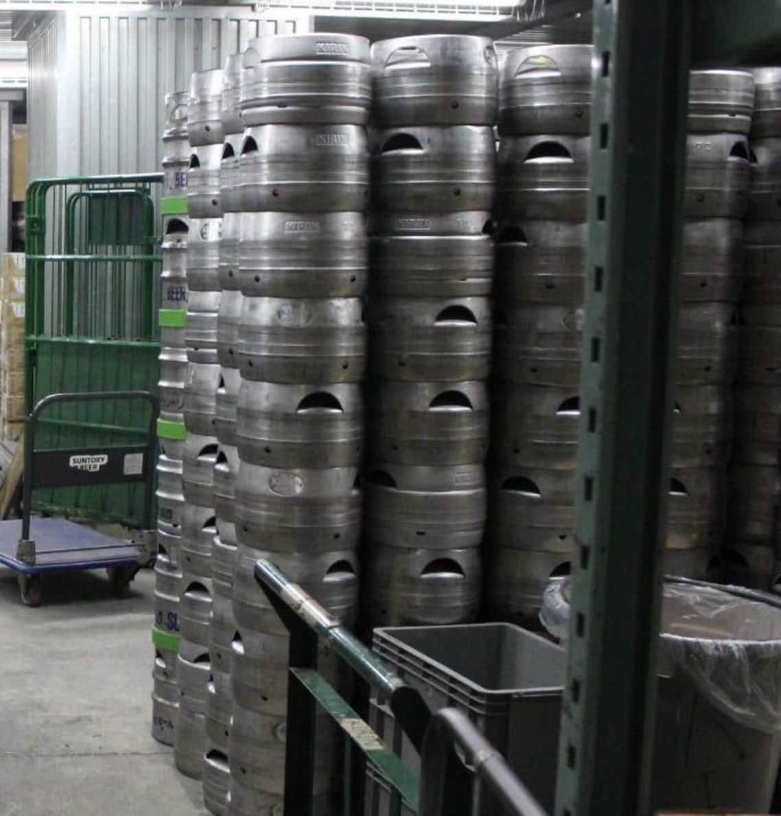 バックヤードの貯蔵庫には大量のビールがあった