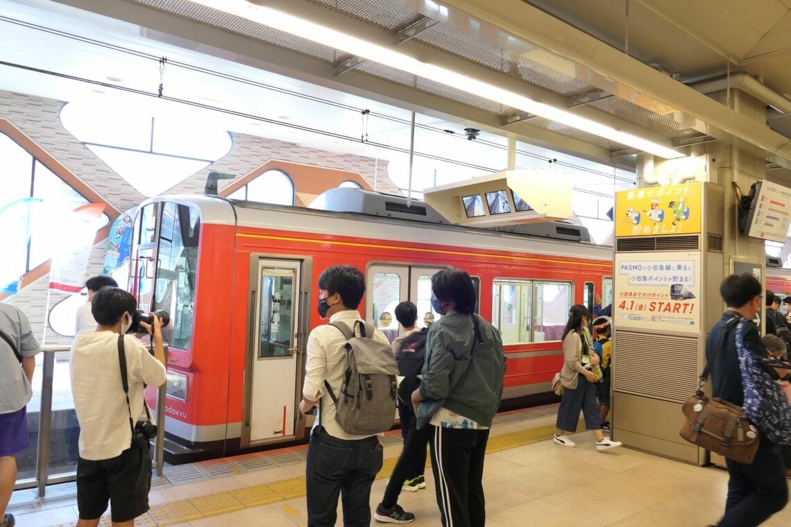 新宿駅の赤い1000形