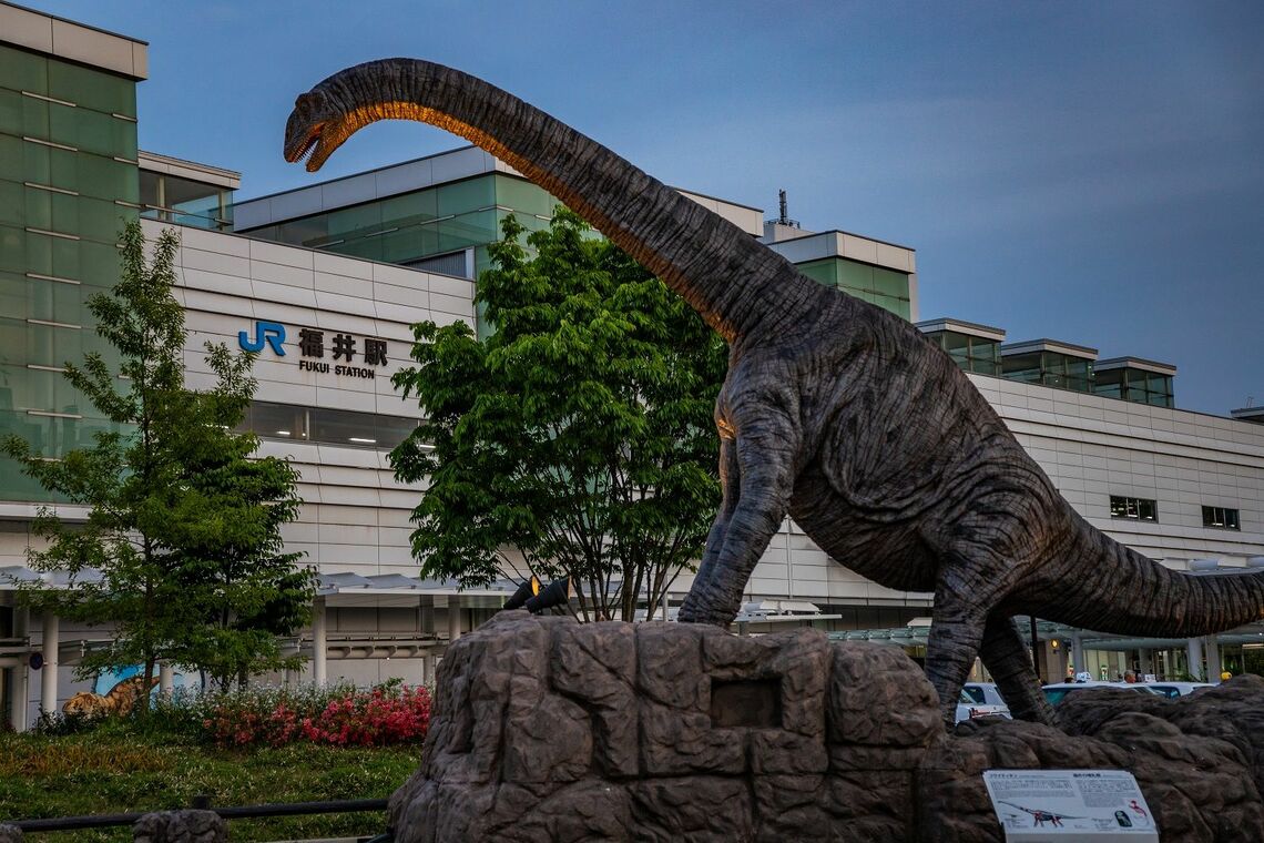福井県のターミナル・福井駅。駅前の恐竜が独特の雰囲気を放つ（撮影：鼠入昌史）