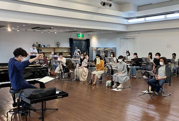 東京混声合唱団の練習風景。練習ではマスク着用のうえ、定期的に換気を行っているという（筆者撮影）