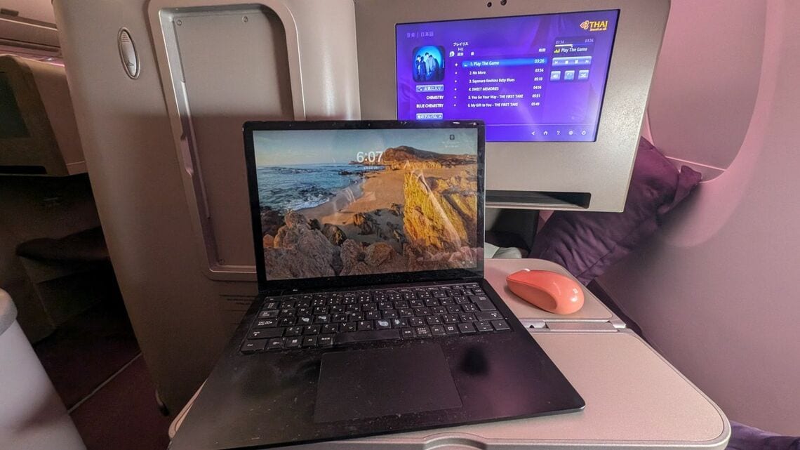 機内での仕事風景