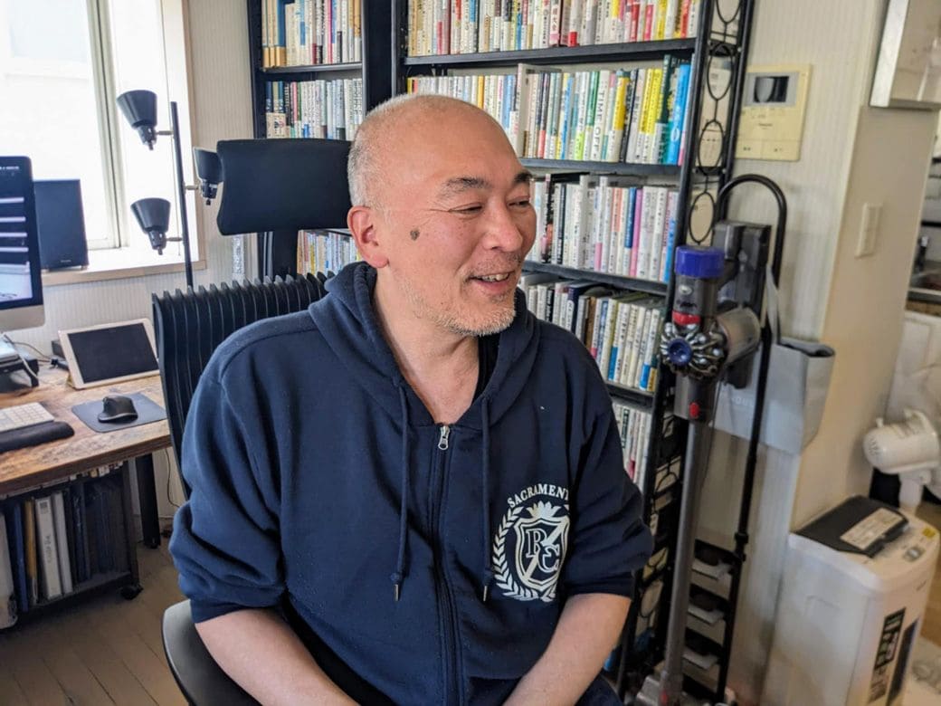 2025年3月。材木座海岸からすぐ、立花さんの鎌倉のご自宅にて（写真：筆者撮影）